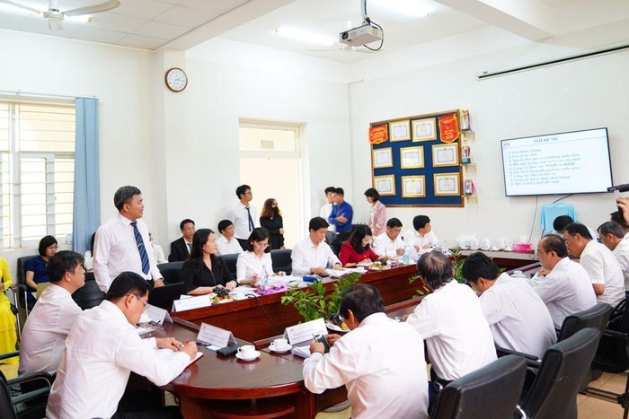 Phó giáo sư - Tiến sĩ Phạm Văn Song - Hiệu trưởng trường đại học Công nghệ Miền Đông trình bày báo cáo hoạt động và đề xuất - kiến nghị từ phía nhà trường