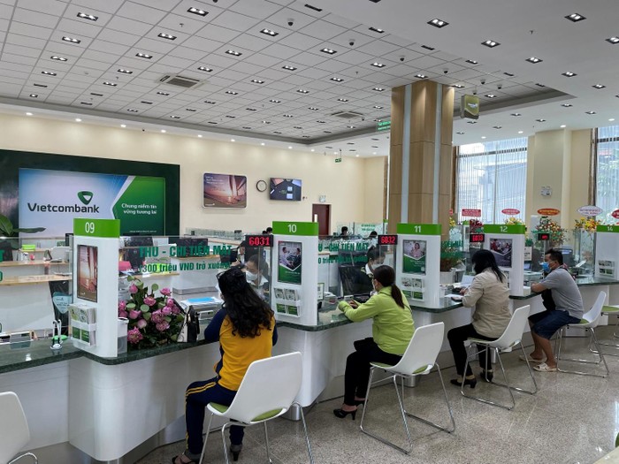 Khách hàng giao dịch tại trụ sở mới Vietcombank Đồng Tháp