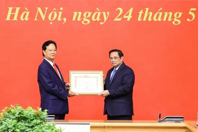 Thay mặt lãnh đạo Đảng, Nhà nước, Thủ tướng Phạm Minh Chính trao Huy hiệu 55 năm tuổi Đảng tặng đồng chí Nguyễn Tấn Dũng.