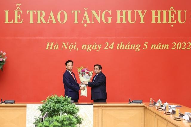 Thủ tướng Phạm Minh Chính tặng hoa chúc mừng đồng chí Nguyễn Tấn Dũng - Ảnh: VGP/Nhật Bắc