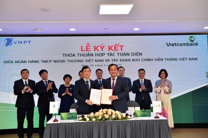 Ông Nguyễn Việt Cường - Phó Tổng Giám đốc Vietcombank (bên phải) và ông Vũ Trường Giang - Tổng Giám đốc Tổng Công ty VNPT Media thực hiện nghi thức ký Biên bản ghi nhớ Hợp tác giữa Vietcombank và VNPT Media dưới sự chứng kiến của lãnh đạo 2 bên