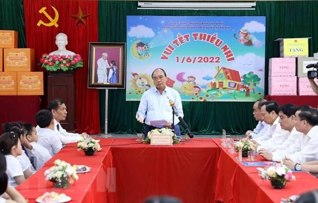 Chủ tịch nước Nguyễn Xuân Phúc động viên các thầy giáo, cô giáo và trẻ khuyết tật tại Trung tâm. (Ảnh: An Đăng/TTXVN)