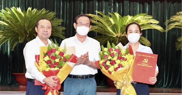 Đồng chí Nguyễn Văn Nên, Ủy viên Bộ Chính trị, Bí thư Thành ủy Thành phố Hồ Chí Minh trao quyết định cho đồng chí Vũ Hải Quân và đồng chí Lê Thị Hờ Rin.