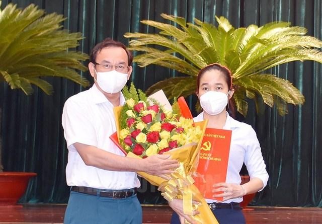 Đồng chí Nguyễn Văn Nên trao quyết định cho đồng chí Lê Thị Hờ Rin.