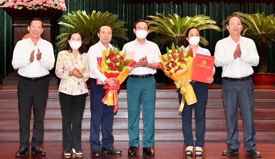 Các đồng chí lãnh đạo Thành phố Hồ Chí Minh chúc mừng đồng chí Vũ Hải Quân và đồng chí Lê Thị Hờ Rin.