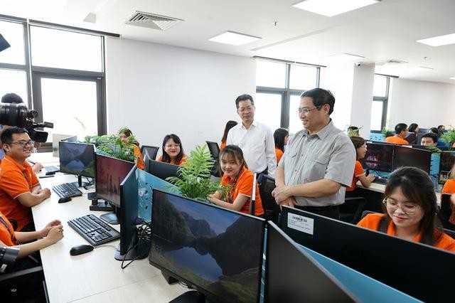 Thủ tướng Phạm Minh Chính thăm hỏi, động viên các sinh viên đang theo học tại FPT University. Ảnh: VGP/Nhật Bắc