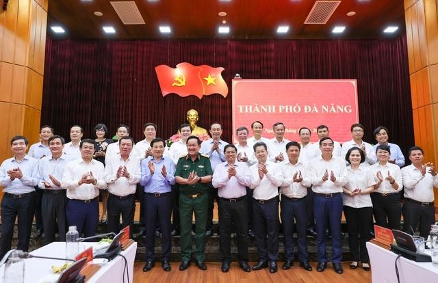 Thủ tướng Phạm Minh Chính cùng các đại biểu và lãnh đạo thành phố Đà Nẵng. Ảnh: VGP/Nhật Bắc