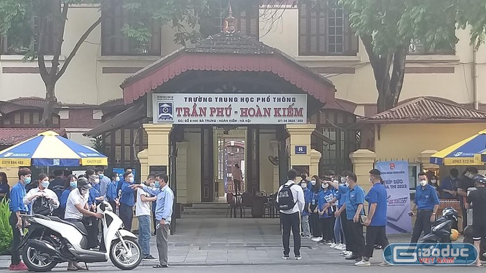 Tại điểm thi Trường Trung học phổ thông Trần Phú - Hoàn Kiếm (Hà Nội), từ sớm lực lượng chức năng và đội thanh niên tình nguyện đã có mặt đông đủ để phục vụ cho kì thi.