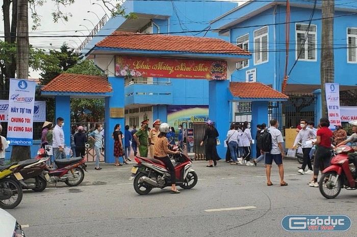 Tại điểm thi Trường Trung học phổ thông Hoàng Quốc Việt (Quảng Ninh), từ sớm lực lượng chức năng đã có mặt đông đủ để bảo đảm an ninh cho cuộc thi.