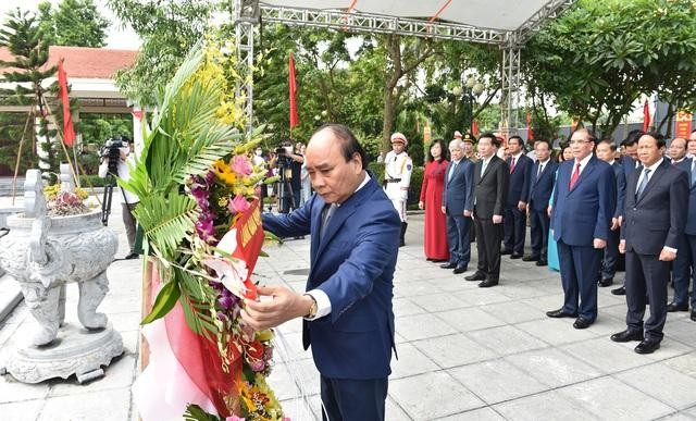 Chủ tịch nước dâng hoa tưởng nhớ Tổng Bí thư Nguyễn Văn Cừ - Ảnh VGP/Đức Tuân