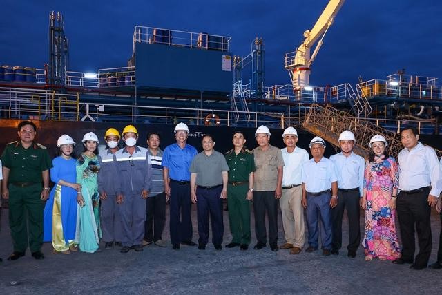 Thủ tướng Phạm Minh Chính và đoàn công tác đã đi khảo sát thực địa cảng Cái Cui. Ảnh VGP/Nhật Bắc