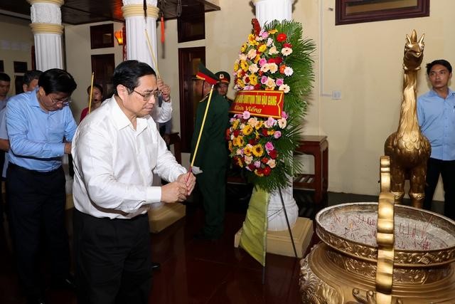 Thủ tướng Chính phủ Phạm Minh Chính và đoàn công tác dâng hương tại Đền thờ Bác Hồ- Ảnh: VGP/Nhật Bắc