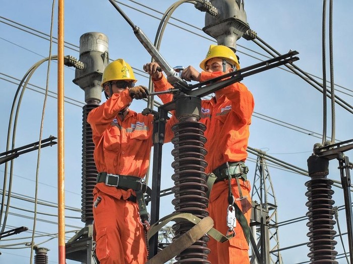 Vệ sinh xử lý tiếp xúc tại dao cách ly xuất tuyến đầu trạm 220kV Nam Định