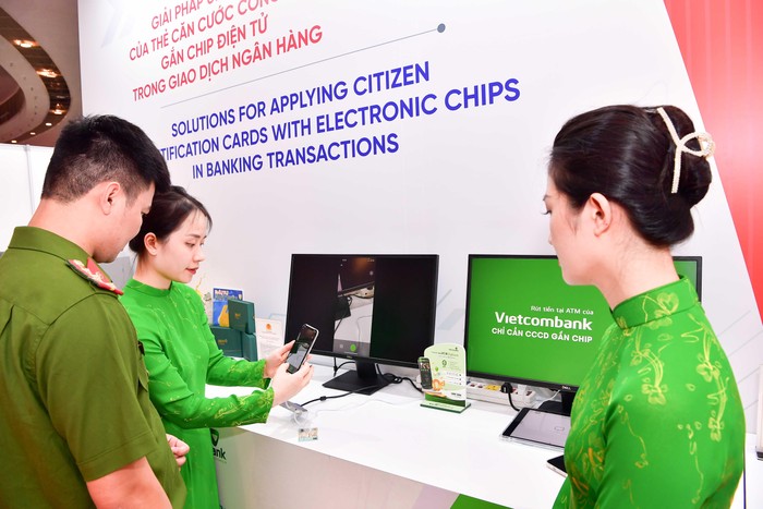 Cán bộ Vietcombank giới thiệu ứng dụng căn cước công dân gắn chip trong giao dịch ngân hàng trong khuôn khổ triển lãm của Bộ Công an tại Bảo tàng Hà Nội từ 15/07 đến 20/08/2022