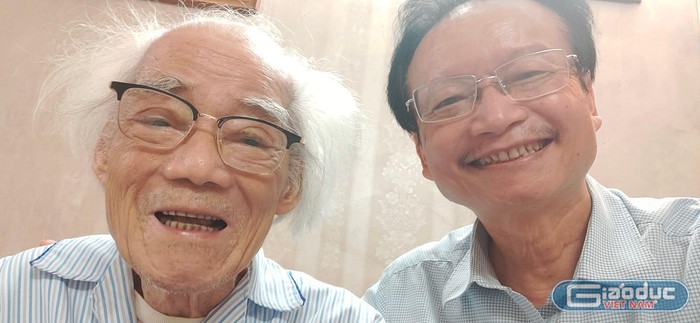 Phó Giáo sư Nguyễn Thiện Nam (bên phải) trong lần đến thăm Giáo sư, Tiến sĩ, Nhà giáo Nhân dân Hoàng Trọng Phiến . (Ảnh: Nhân vật cung cấp).