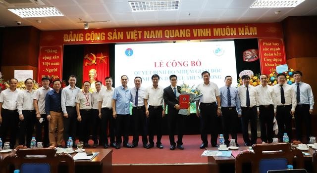 Thứ trưởng Bộ Y tế Đỗ Xuân Tuyên và các đại biểu chúc mừng tân Giám đốc Bệnh viện Da liễu Trung ương