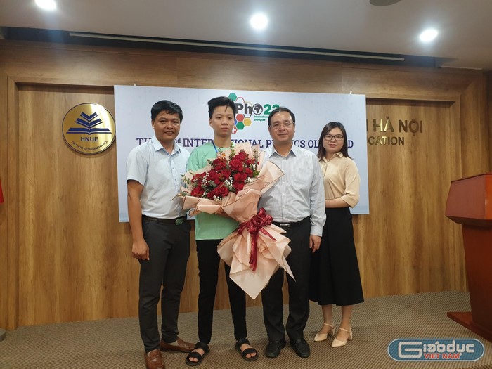 Ông Nguyễn Thế Sơn - Giám đốc Sở Giáo dục và Đào tạo tỉnh Bắc Ninh (thứ hai từ phải sang) và thầy cô Trường Trung học phổ thông Chuyên Bắc Ninh chúc mừng em Nguyễn Đăng Phúc. (Ảnh: Nhân vật cung cấp).