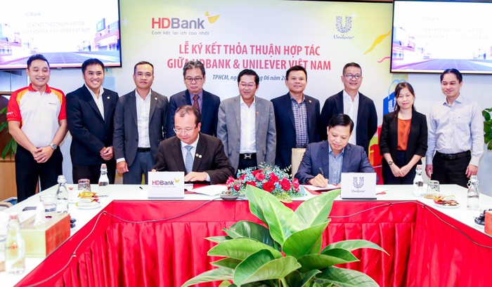 Đại diện HDBank và Unilever Việt Nam thực hiện ký kết hợp tác