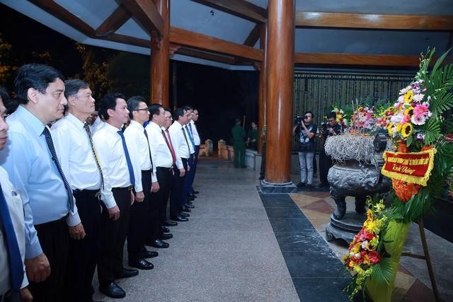 Uỷ viên Bộ Chính trị, Giám đốc Học viện Chính trị quốc gia Hồ Chí Minh, Chủ tịch Hội đồng Lý luận Trung ương Nguyễn Xuân Thắng; Phó Thủ tướng Vũ Đức Đam; lãnh đạo các bộ, ban, ngành Trung ương, địa phương thành kính dâng hương, dâng hoa tưởng niệm tại Nhà bia tưởng niệm Thanh niên xung phong toàn quốc - Ảnh: VGP/Đình Nam