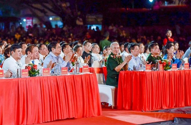 Thủ tướng Phạm Minh Chính dự chương trình nghệ thuật đặc biệt “Bản hùng ca bất diệt” được tổ chức tại thị trấn Anh Sơn, huyện Anh Sơn, tỉnh Nghệ An - Ảnh: VGP/Nhật Bắc