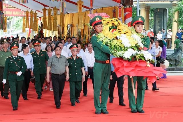 Thủ tướng Phạm Minh Chính cùng đoàn đại biểu đã dâng hương, dâng hoa tại Nghĩa trang quốc tế Việt – Lào - Ảnh: VGP/Nhật Bắc