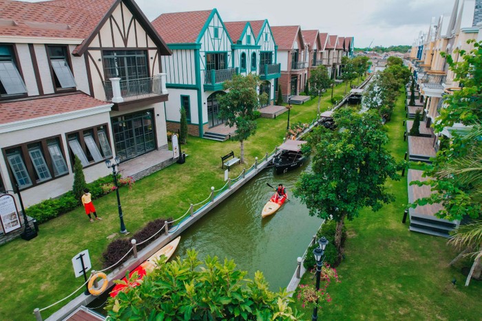 Chèo thuyền Kayak tại khu biệt thự Lagoon mang dáng dấp của ngôi làng cổ Giethoorn - Hà Lan mang đến cho Tô Đi Đâu trải nghiệm đầy mới mẻ.