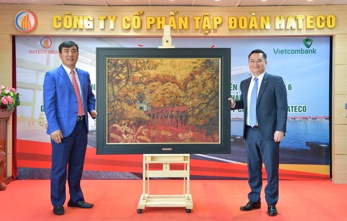 Ông Nguyễn Thanh Tùng – Phó Tổng giám đốc phụ trách BĐH Vietcombank (bên phải) tặng quà lưu niệm cho ông Trần Văn Kỳ - Chủ tịch Hội đồng quản trị Hateco Group