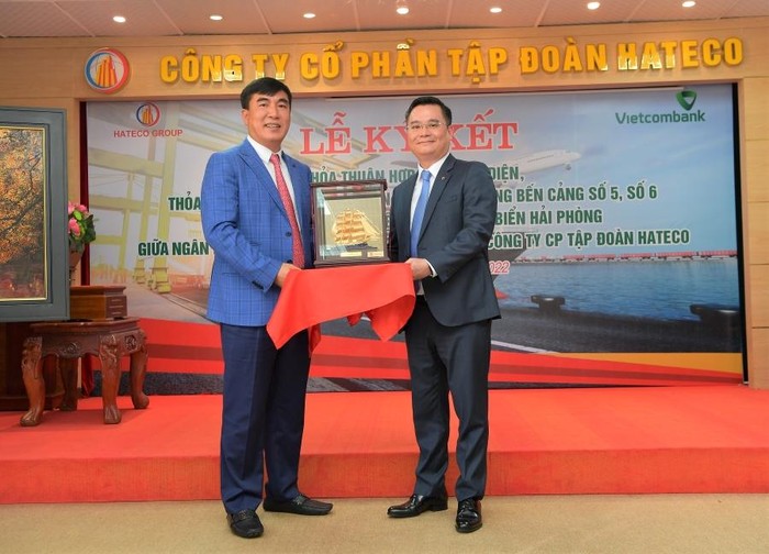 Ông Trần Văn Kỳ - Chủ tịch Hội đồng quản trị Hateco Group (bên trái) tặng quà lưu niệm cho ông Nguyễn Thanh Tùng – Phó Tổng giám đốc phụ trách Ban Điều hành Vietcombank