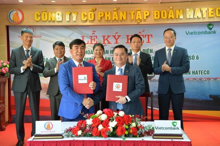 Ông Nguyễn Thanh Tùng – Phó Tổng giám đốc phụ trách Ban Điều hành Vietcombank (bên phải) và ông Trần Văn Kỳ - Chủ tịch Hội đồng quản trị Hateco Group thực hiện nghi thức ký Thỏa thuận hợp tác toàn diện chính thức giữa Vietcombank và Tập đoàn Hateco