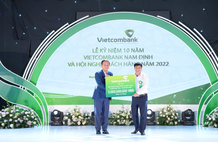 Thay mặt Ban lãnh đạo Vietcombank, ông Nguyễn Việt Cường - Phó Tổng Giám đốc trao biển tượng trưng số tiền ủng hộ của Vietcombank để xây dựng trường Trung học cơ sở xã Nam Thanh, huyện Nam Trực, tỉnh Nam Định