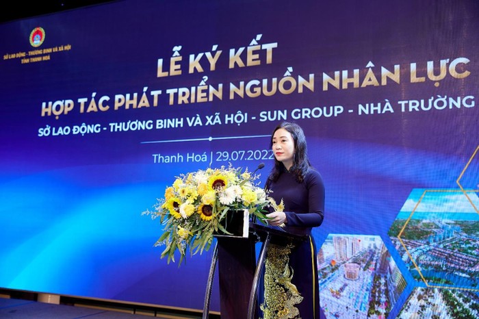 Bà Vũ Thị Hương - Ủy viên Ban chấp hành Đảng bộ tỉnh, Giám đốc Sở Lao động - Thương binh và Xã hội Thanh Hóa phát biểu tại Lễ ký kết