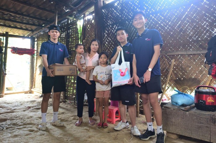 Chứng kiến những ngôi nhà lợp tranh sơ sài, các em mong muốn làm thật nhiều để góp phần tạo nên thay đổi cho người dân