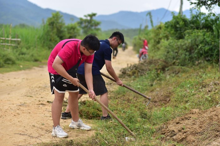 Lần đầu tiên tham gia trồng cây, các em học sinh TH School không ngại ngần cầm cuốc, xẻng hay chịu lấm lem