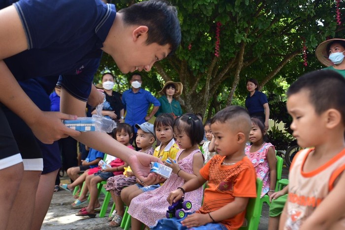 Học sinh TH School trao tặng sữa cho trẻ em Con Cuông