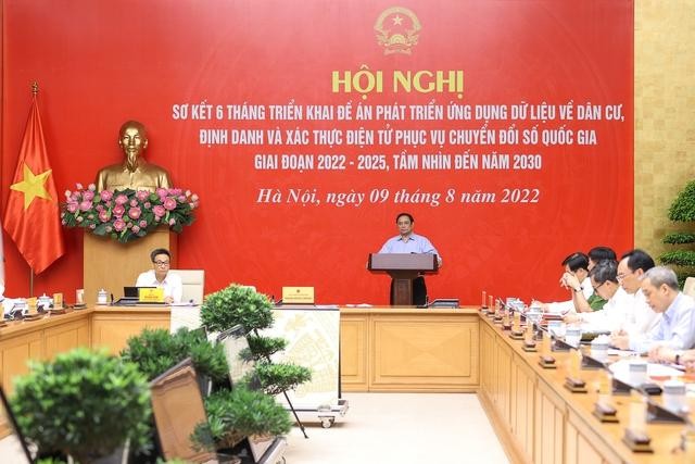 Thủ tướng nhấn mạnh, Đề án 06 có ảnh hưởng trực tiếp tới người dân, nhằm cụ thể hóa chương trình chuyển đổi số quốc gia, góp phần cải cách thủ tục hành chính và giúp người dân thuận tiện nhất khi thực hiện thủ tục thông qua môi trường số - Ảnh: VGP/Nhật Bắc