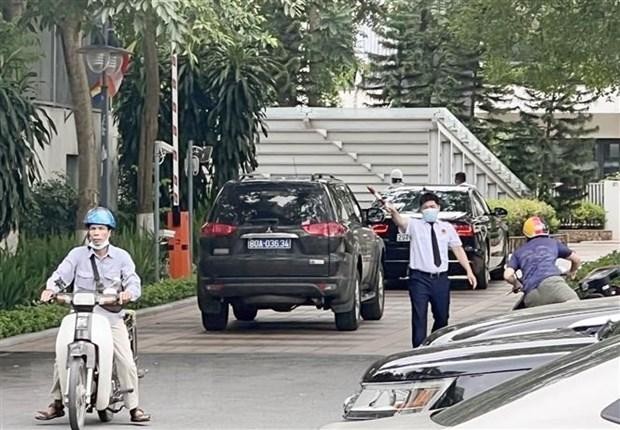 Lực lượng chức năng tới nhà riêng Bộ trưởng Bộ Y tế Nguyễn Thanh Long làm nhiệm vụ. (Ảnh: Phạm Kiên/TTXVN)