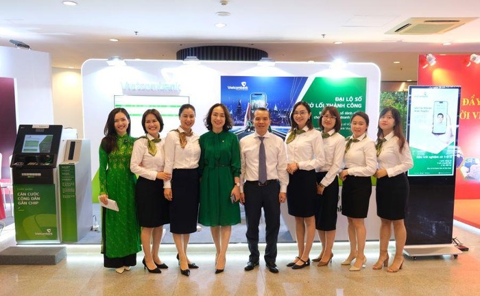 Đại diện Ban lãnh đạo Vietcombank chụp lưu niệm cùng các cán bộ nhân viên tại gian hàng trưng bày tại Hội nghị