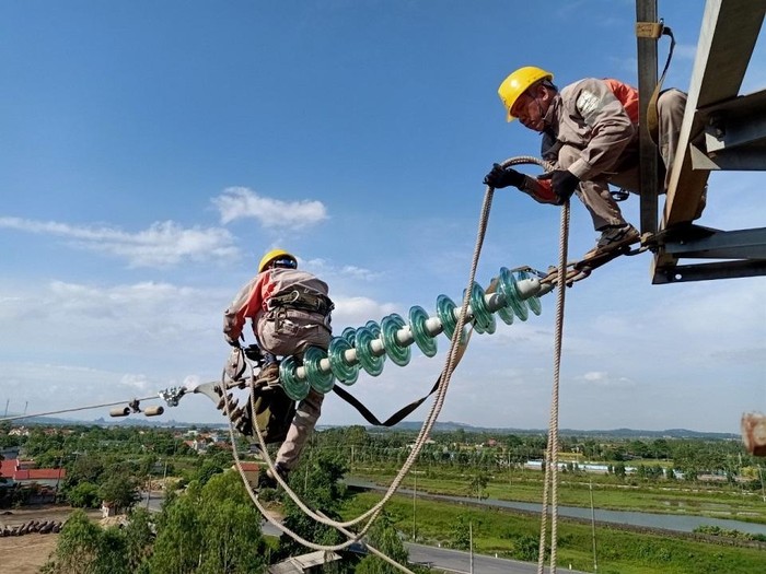 Công nhân Đội Quản lý vận hành lưới điện cao thế Quảng Ninh xử lý khiếm khuyết đường dây 110kV