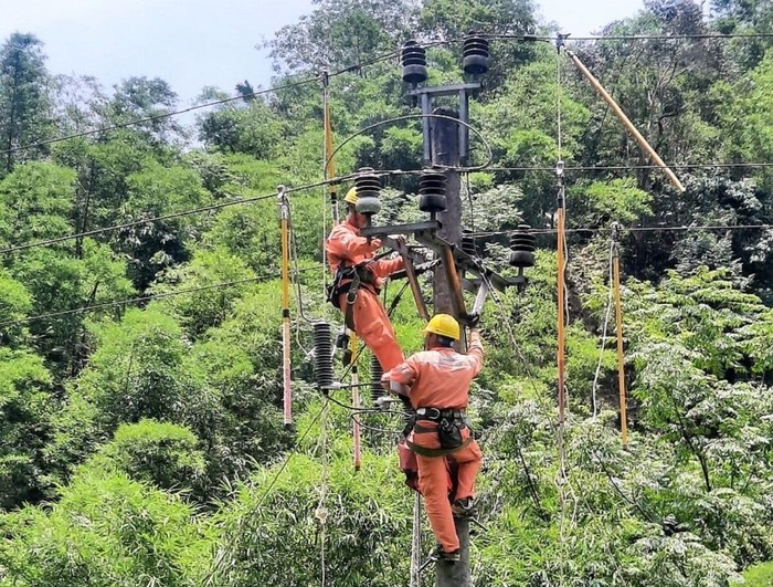 Để chủ động ứng phó với với thời tiết cực đoan trong mùa mưa bão, Điện lực Quan Hóa (PC Thanh Hóa) triển khai nhiều giải pháp nhằm hạn chế thấp nhất rủi ro về người và tài sản