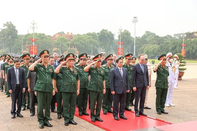 Thủ tướng Chính phủ Phạm Minh Chính cùng Đoàn các nhà khoa học, lãnh đạo VILAR do Giám đốc, Viện sỹ Viện Hàn lâm khoa học Liên bang Nga Sidelnikov Nikolai Ivanovich làm Trưởng đoàn sang Việt Nam dự Hội nghị tổng kết 30 năm hợp tác trực tiếp giữa Ban Quản lý Lăng Chủ tịch Hồ Chí Minh với Viện vào Lăng viếng Chủ tịch Hồ Chí Minh. Ảnh VGP/Nhật Bắc