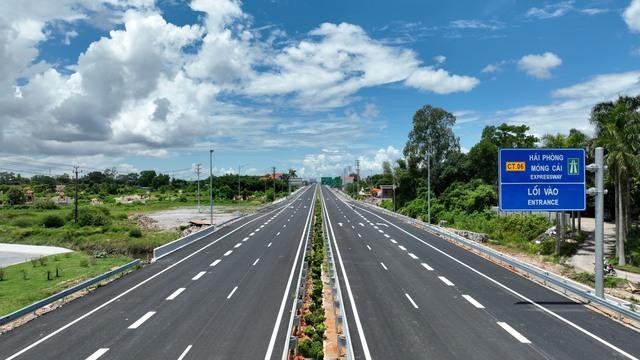 Đây là tuyến cuối cùng được hoàn thành của tuyến đường cao tốc xuyên tỉnh Quảng Ninh với tổng chiều dài 176 km, chiếm 16,8% tổng chiều dài đường cao tốc hiện có của cả nước (176 km/1.046 km) - Ảnh: VGP/Nhật Bắc