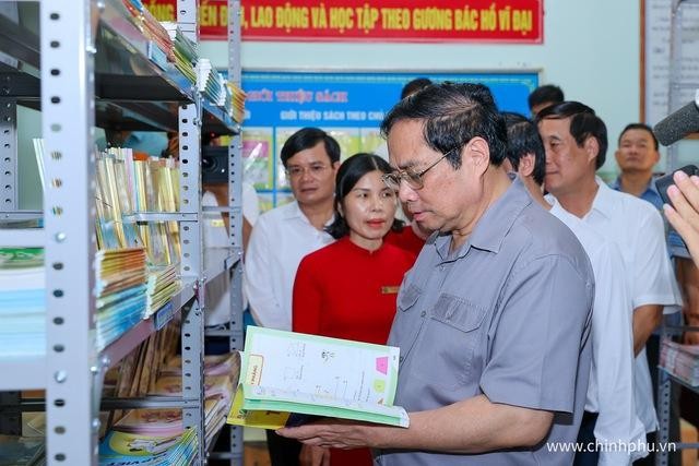 Thủ tướng lưu ý việc bảo đảm sách giáo khoa cho học sinh; không để em học sinh nào đến trường mà không có sách giáo khoa - Ảnh: VGP/Nhật Bắc