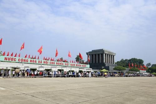 Dòng người vào Lăng viếng Bác trong sáng ngày 2/9 - Ảnh: bqllang.gov.vn