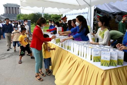 Bánh ngọt và nước uống được phục vụ miễn phí cho đồng bào, khách quốc tế vào Lăng viếng Bác. bqllang.gov.vn