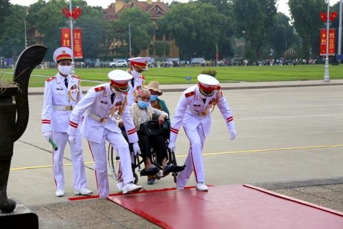 Những hình ảnh các chiến sĩ tận tình phục vụ đồng bào góp phần tạo nên hình ảnh đẹp của “Người chiến sĩ bên Lăng Bác Hồ”. Ảnh: bqllang.gov.vn