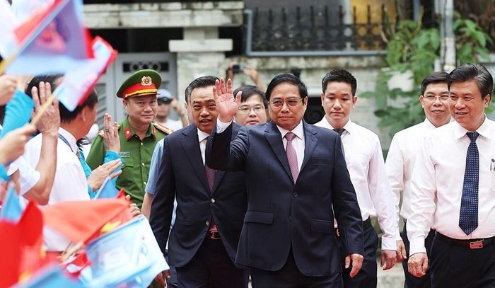Thủ tướng Phạm Minh Chính đến dự Lễ khai giảng tại Trường Tiểu học Đoàn Thị Điểm. (Ảnh: Dương Giang/TTXVN)
