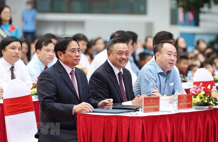 Thủ tướng Phạm Minh Chính và các đại biểu dự Lễ khai giảng năm học mới tại Trường Tiểu học Đoàn Thị Điểm. (Ảnh: Dương Giang/TTXVN)