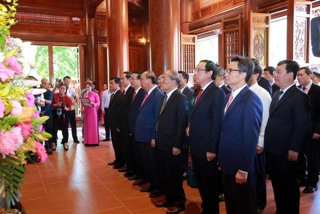 Các đồng chí lãnh đạo, nguyên lãnh đạo Đảng, Nhà nước dâng hoa, dâng hương tưởng niệm Chủ tịch Hồ Chí Minh tại Khu Di tích lịch sử quốc gia đặc biệt Kim Liên - Ảnh: VGP/Đình Nam