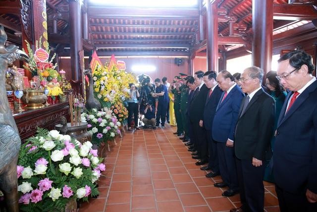 Các đồng chí lãnh đạo, nguyên lãnh đạo Đảng, Nhà nước tưởng nhớ Tổng Bí thư Lê Hồng Phong tại Nhà tưởng niệm Tổng Bí thư Lê Hồng Phong - Ảnh: VGP/Đình Nam
