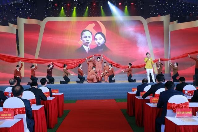 Chương trình nghệ thuật tái hiện cuộc đời hoạt động cách mạng của Tổng Bí thư Lê Hồng Phong và vợ là đồng chí Nguyễn Thị Minh Khai - Ảnh: VGP/Đình Nam
